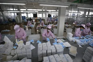 Một cơ sở sản xuất khẩu trang tại tỉnh Chiết Giang (Trung Quốc). Ảnh: THỜI BÁO HOÀN CẦU