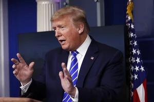 Tổng thống Mỹ Donald Trump phát biểu trong cuộc họp báo của đội đặc nhiệm chống COVID-19 ngày 23-4. Ảnh: AP