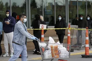 Người dân TP New York, Mỹ xếp hàng nhận hỗ trợ lương thực khẩn cấp (Ảnh chụp hồi 18-4). Ảnh: CNBC