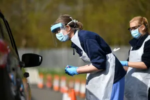 Một trạm xét nghiệm COVID-19 lưu động ở thủ đô London, Anh (ảnh chụp ngày 12-4). Ảnh: BBC