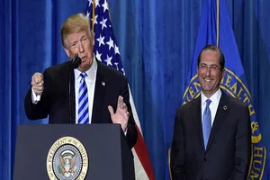 Tổng thống Donald Trump nói không có chuyện sa thải Bộ trưởng Bộ Y tế và Dịch vụ Dân sinh Alex Azar (bên phải). Ảnh: AP