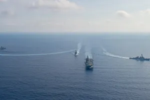 Hải quân Úc và Mỹ tập trận trên biển Đông ngày 13-4. Ảnh: HẢI QUÂN MỸ