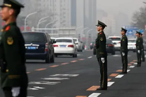 Binh sĩ Trung Quốc đứng gác gần nhà khách Điếu Ngư Đài trong chuyến thăm hồi tháng 6-2018 của Chủ tịch Triều Tiên Kim Jong-un. Ảnh: REUTERS