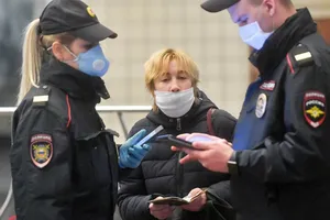 Cảnh sát Nga đeo khẩu trang làm nhiệm vụ ở thủ đô Moscow, Nga ngày 27-4. Ảnh: TASS