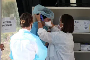 Các y tá trang bị đồ bảo hộ trước khi vào phòng chăm sóc bệnh nhân nặng ở Mỹ. Ảnh: GETTY IMAGES