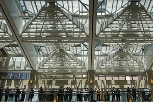 Người biểu tình tập trung ở trung tâm thương mại Landmark Atrium, đảo Hong Kong, hôm 29-4. Ảnh: AP