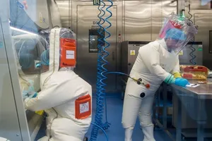 Chuyên gia làm việc tại Viện Virus học Vũ Hán, Trung Quốc (Ảnh chụp hồi tháng 6-2017). Ảnh: TÂN HOA XÃ