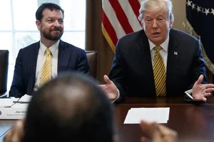 Tổng thống Mỹ Donald Trump (phải) và cố vấn Nhà Trắng Joe Grogan (trái). Ảnh: AP