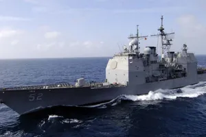 Tuần dương hạm USS Bunker Hills ở biển Đông (Ảnh chụp ngày 25-4). Ảnh: HẢI QUÂN MỸ
