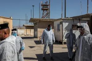 Nhân viên y tế tại một khu cách ly ở thủ đô Brasilia, Brazil ngày 28-4. Ảnh: AFP