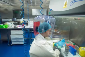 Chuyên gia làm việc tại Viện Virus học Vũ Hán, Trung Quốc (Ảnh chụp hồi tháng 6-2017). Ảnh: TÂN HOA XÃ