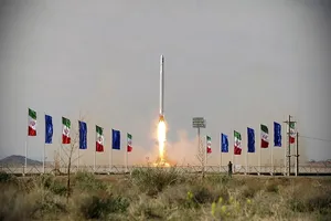 Hình ảnh một tên lửa đẩy mang vệ tinh của Iran được phóng lên tại một địa điểm không xác định hôm 22-4. Ảnh: AP