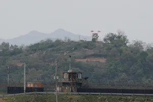 Các trạm gác Triều Tiên (trên) và Hàn Quốc (dưới) ở biên giới hai miền, tháng 6-2019. Ảnh: AFP