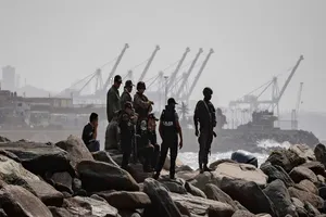 Lực lượng an ninh Venezuela canh giữ bờ biển TP La Guaira, bang Vargas. Ảnh: EPA