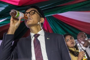 Tổng thống Madagascar, ông Andry Rajoelina, giới thiệu loại nước thảo dược được quảng cáo là "phương thuốc" chữa COVID-19. Ảnh: CGTN