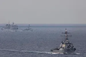 Tàu khu trục USS Donald Cook (trước), tàu hậu cần USNS Supply của Hải quân Mỹ (trái) và tàu khu trục HMS Kent của Hải quân Hoàng gia Anh (phải) trong hoạt động ở biển Barents hôm 4-5. Ảnh: Hải quân Mỹ