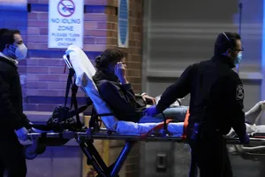 Bệnh nhân COVID-19 ở TP New York(Mỹ) được di chuyển đến bệnh viện ngày 23-4. Ảnh: REUTERS