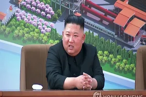Hình ảnh nhà lãnh đạo Triều Tiên Kim Jong-un tham dự lễ khánh thành một nhà máy phân bón ở nước này hôm 1-5. Ảnh: YONHAP