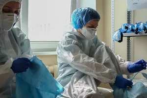 Nhân viên y tế chuẩn bị vào làm việc tại khu cách ly một bệnh viện ở thủ đô Moscow (Nga) ngày 2-5. Ảnh: TASS