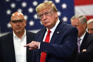 Tổng thống Donald Trump thăm nhà máy sản xuất khẩu trang ở bang Arizona (Mỹ) ngày 5-5. Ảnh: REUTERS