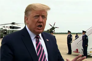 Tổng thống Mỹ Donald Trump (lúc trả lời báo giới hôm 5-5 trước khi lên đường đến bang Arizona). Ảnh: AP