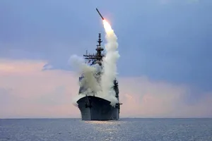 Tên lửa Tomahawk được phóng từ tàu USS Cape St. Geogre ở Địa Trung Hải hôm 23-3-2003. Ảnh: REUTERS
