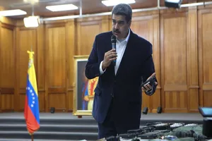 Tổng thống Venezuela Nicolas Maduro phát biểu trên truyền hình về việc bắt giữ hai công dân Mỹ tham gia vụ đột kích tấn công nước này hôm 3-5. Ảnh: AP