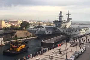 Tàu sân bay Cavour của Hải quân Ý được dắt ra biển Ionia hôm 6-5. Ảnh: SPUTNIK