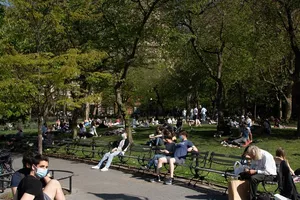 Người dân New York đến Công viên quảng trường Washington để tắm nắng. Ảnh: GETTY IMAGES