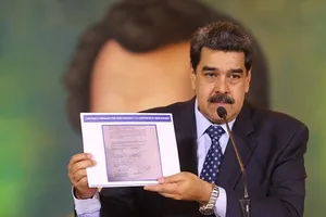 Tổng thống Venezuela Nicolas Maduro giơ bản chụp văn bản được cho là hợp đồng giữa công ty Silvercorp USA với lãnh đạo phe đối lập Juan Guaido. Ảnh: AP