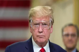 Tổng thống Mỹ Donald Trump trong chuyến tham quan cơ sở sản xuất khẩu trang bảo vệ COVID-19 tại bang Arizona, Mỹ, ngày 5-5-2020.