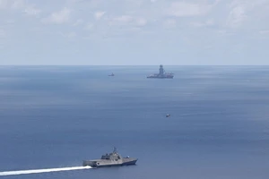 Tàu USS Montgomery thực hiện hoạt động tự do hàng hải gần tàu khoan dầu West Capella của Malaysia hôm 7-5. Ảnh: HẢI QUÂN MỸ