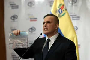 Bộ trưởng Tư pháp Venezuela, ông Tarek William Saab phát biểu trong cuộc họp báo ở thủ đô Caracas hôm 8-5. Ảnh: REUTERS