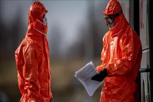 Hai nhân viên làm nhiệm vụ kiểm dịch tại biên giới Ba Lan và Cộng hoà Czech. Ảnh: AA