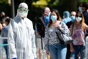 Nhân viên y tế Pháp tại một trạm xét nghiệm lưu động ở thủ đô Paris (Ảnh chụp hồi tháng 3-2020). Ảnh: RFI