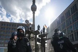 Cảnh sát Đức xuất hiện tại một cuộc biểu tình đòi dỡ bỏ các biện pháp phong tỏa hôm 9-5. Ảnh: AP
