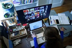 Một sinh viên Đại học Washington Waldorf (bang Maryland) học trực tuyến vì trường học đóng cửa do ảnh hưởng của đại dịch COVID-19. Ảnh: AFP