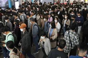 Người dân Seoul đều đeo khẩu trang khi ra đường sáng ngày 11-5. Ảnh: YONHAP NEWS