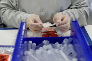 Đóng gói bộ xét nghiệm COVID-19 tại một nhà máy ở bang California, Mỹ ngày 6-5. Ảnh: REUTERS