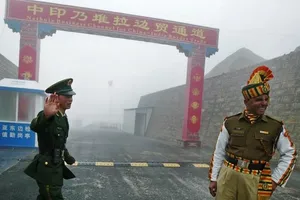 Một binh sĩ Trung Quốc (trái) và một binh sĩ Ấn Độ (phải) tại trạm mậu dịch Nathu La, nằm giữa khu tự trị Tây Tạng (Trung Quốc) và bang Sikkim (Ấn Độ) hồi năm 2017. Ảnh: AFP