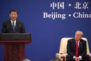 Tổng thống Donald Trump (phải) và Chủ tịch Tập Cận Bình (trái) trong một sự kiện doanh nghiệp ở Bắc Kinh hồi tháng 11-2017. Ảnh: REUTERS