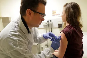Một tình nguyện viên ở TP Seattle (bang Washington, Mỹ) được tiêm thử nghiệm vaccine ngừa COVID-19 do công ty công nghệ sinh học Moderna phát triển. Ảnh: AP