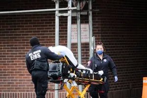 Một người tử vong vì COVID-19 được di chuyển ra khỏi nhà riêng ở TP New York, Mỹ ngày 4-5. Ảnh: REUTERS