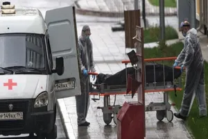 Các nhân viên y tế vận chuyển thi thể bệnh nhân ra khỏi cơ sở y tế dành cho bệnh nhân nhiễm COVID-19 ở Moscow.