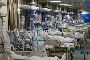 Bệnh nhân COVID-19 điều trị ở một bệnh viện thuộc TP Vũ Hán, Trung Quốc hồi tháng 2-2020. Ảnh: REUTERS