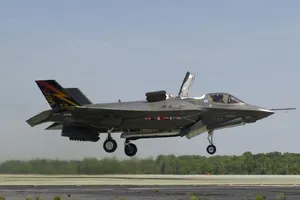 Máy bay F-35B thử nghiệm cất cánh thẳng đứng vào năm 2013. Ảnh: LOCKHEED MARTIN