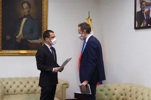 Ngoại trường Venezuela, ông Jorge Arreaza triệu hồi Đại biện Anh tại Venezuela, ông Duncan Hill để trao tài liệu phản đối và yêu cầu giải thích về Đơn vị Tái thiết Venezuela. Ảnh: TWITTER.