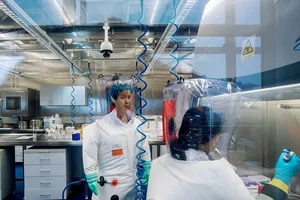 Các chuyên gia Trung Quốc làm việc trong một phòng thí nghiệm thuộc Viện Virus học Vũ Hán hôm 23-3. Ảnh: AFP