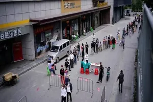 Người dân Vũ Hán xếp hàng chờ được xét nghiệm COVID-19 tại một điểm xét nghiệm ngoài trời hôm 16-5. Ảnh: REUTERS