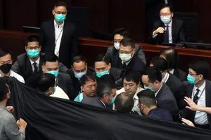 Các nghị sĩ đối lập phản đối việc ông Trần Kiện Ba (người ngồi trên bục chủ tọa) điều hành buổi họp của Ủy ban Nội vụ thuộc Hội đồng Lập pháp Hong Kong. Ảnh: SCMP